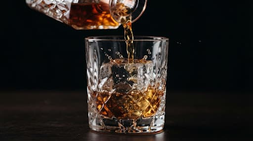 Whisky servido sobre hielo